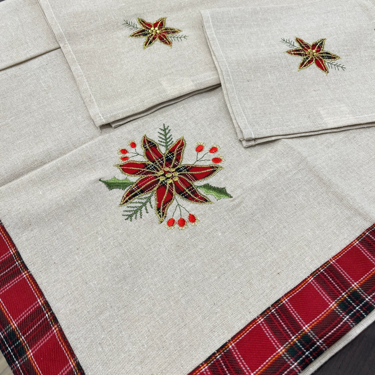 Fata de Masa Vivimall, Material In Brodat, cu Motive Florale de Craciun, 180 x 40 cm, Crem - vivimall.ro