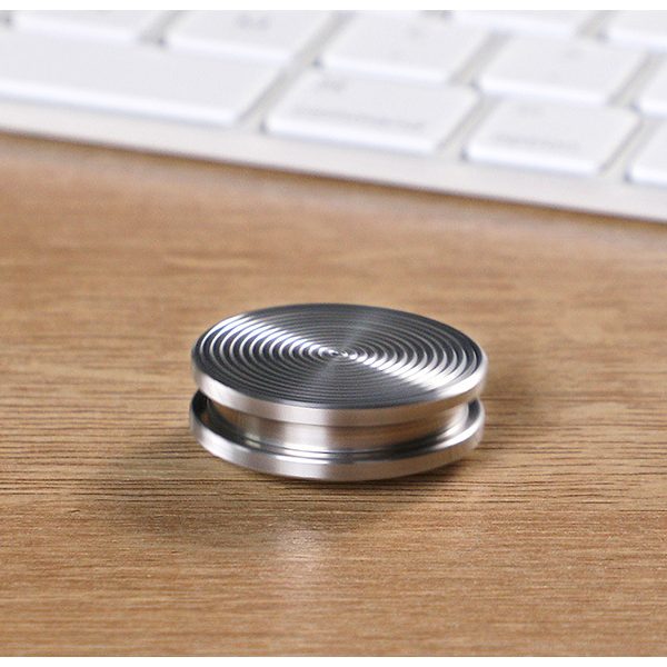 Detaliu suprafață ondulată fidget spinner Flippy din oțel inoxidabil, finisaj silver lucios