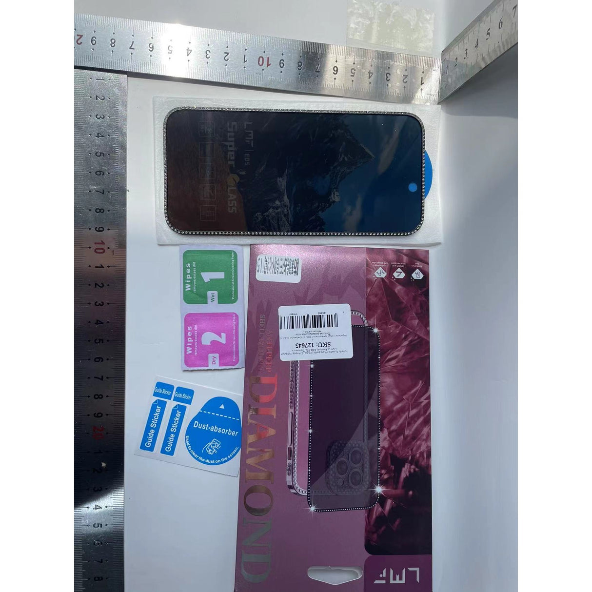 Folie privacy iPhone 15 montată pe telefon, vedere lifestyle din față