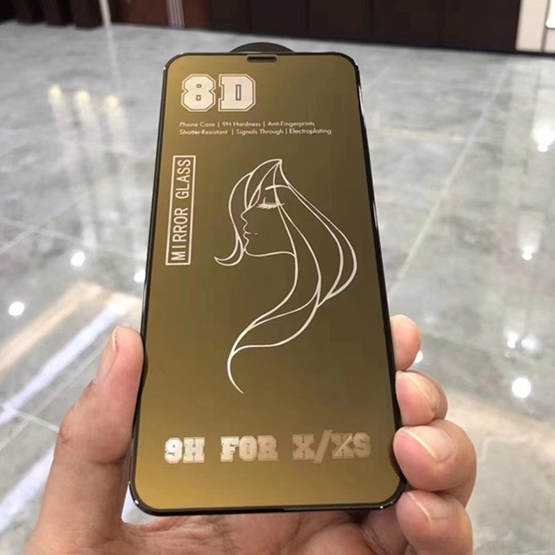 Folie protecție iPhone 15 Mirror 8D aplicată pe telefon, efect oglindă auriu, unghi lateral
