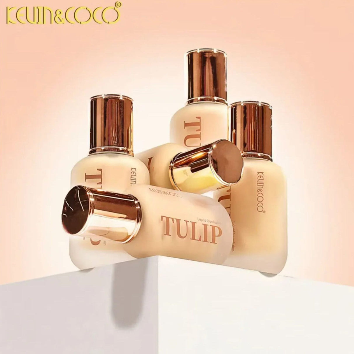 Detaliu textură fond de ten lichid Kevin&Coco Tulip, finish luminos, nuanță Golden Beige