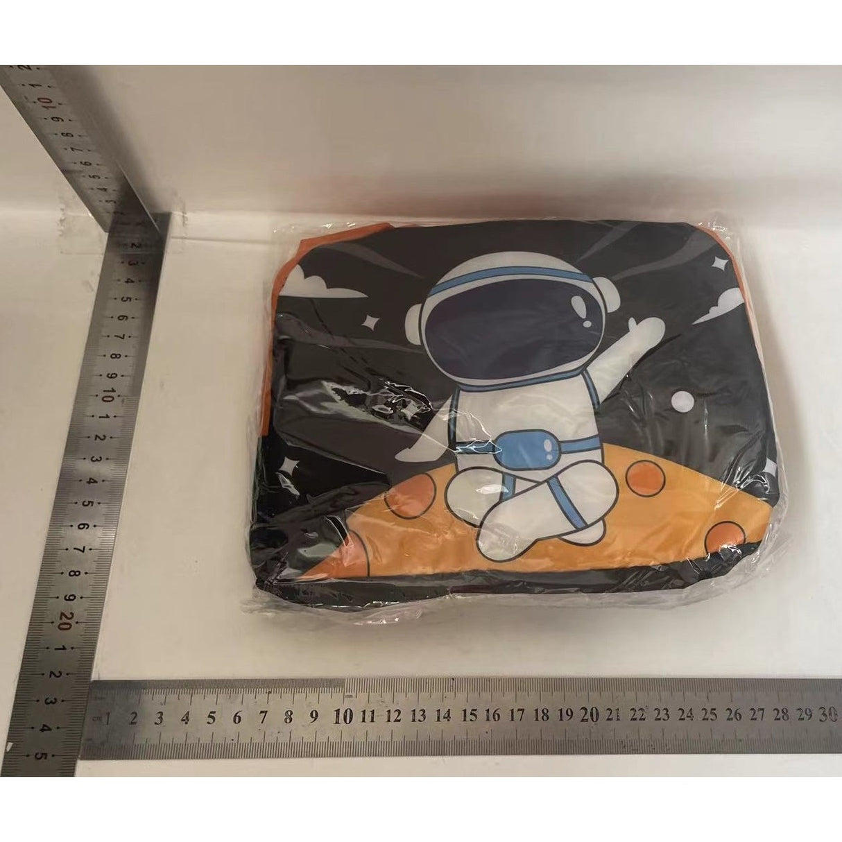 Geanta Termoizolanta pentru Copii, Vivimall, 23x13x19 cm, Model Imprimeu Astronaut, din Folie de Aluminiu si Panza Oxford, Negru/Portocaliu - vivimall.ro