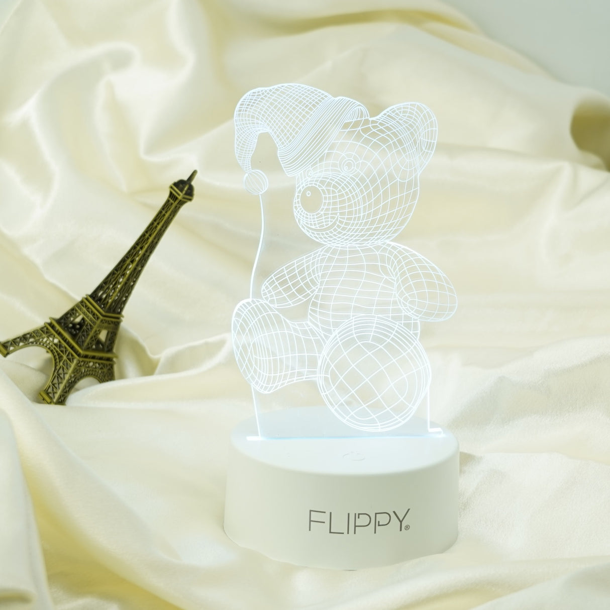 Lampa LED decorativa, Vivimall, 3D, Urs cu palarie, cu telecomanda, doua moduri de alimentare USB si baterii, 20 cm inaltime, din material acril si lumina multicolora, alb - vivimall.ro