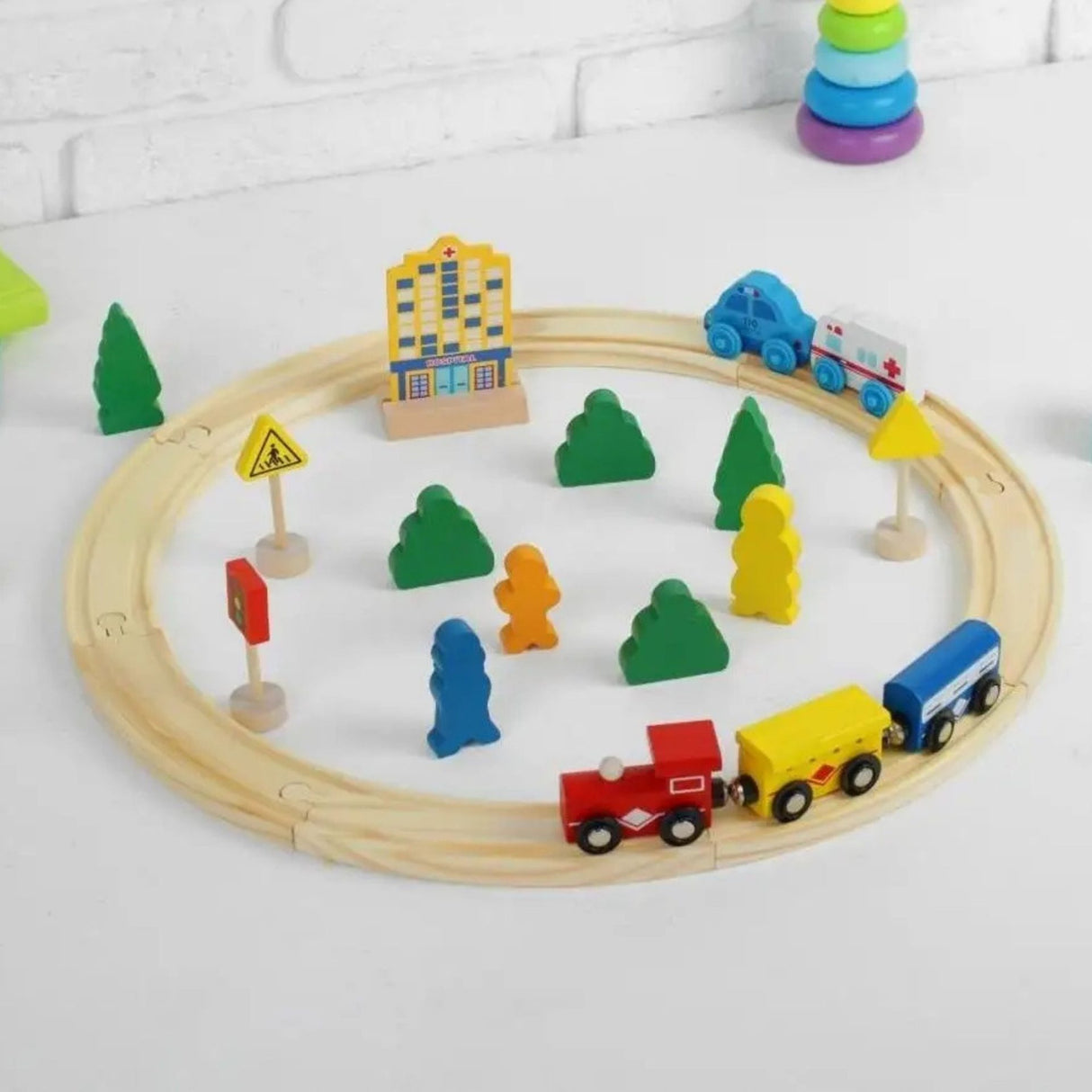 Set Circuit Trenulet din Lemn, Flippy, Locomotiva Electrica cu Sine de Lemn, 26 Piese, Jucarie Educativa Montessori, Masini de Interventie si Accesorii Oras, 3 ani+, Multicolor - vivimall.ro