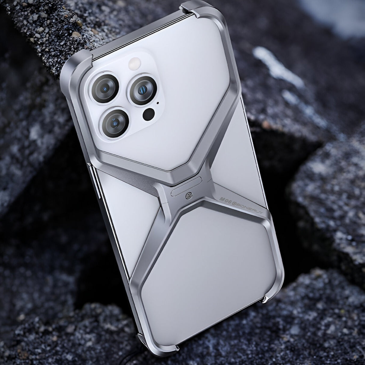 Husă Armor X iPhone 15 Pro montată pe telefon, profil subțire, culoare gri metalizat
