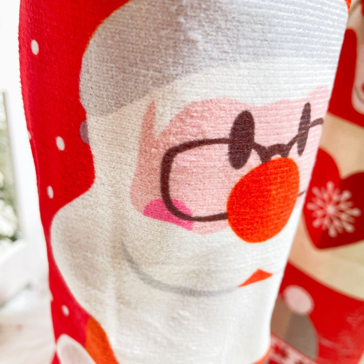 Sticlă de vin îmbrăcată în husă textilă festică Moș Crăciun, 34 cm, utilizare cadou de Crăciun