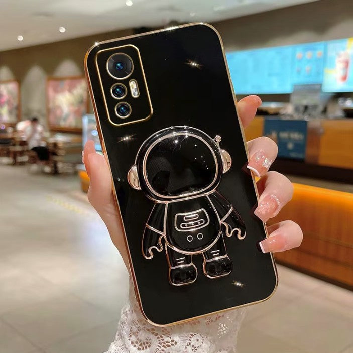 Husă Astronaut Honor 70 aplicată pe telefon, vedere laterală, design negru TPU