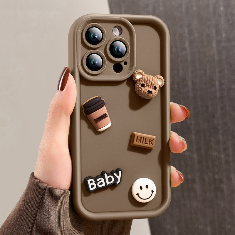 Detaliu model ursuleți 3D reliefați pe husă maro pentru iPhone 12 Pro Max