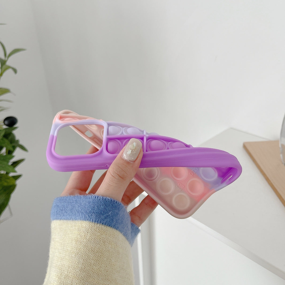 Husă iPhone 13 Pop It Model 2 montată pe telefon, vedere laterală cu margini ridicate de protecție