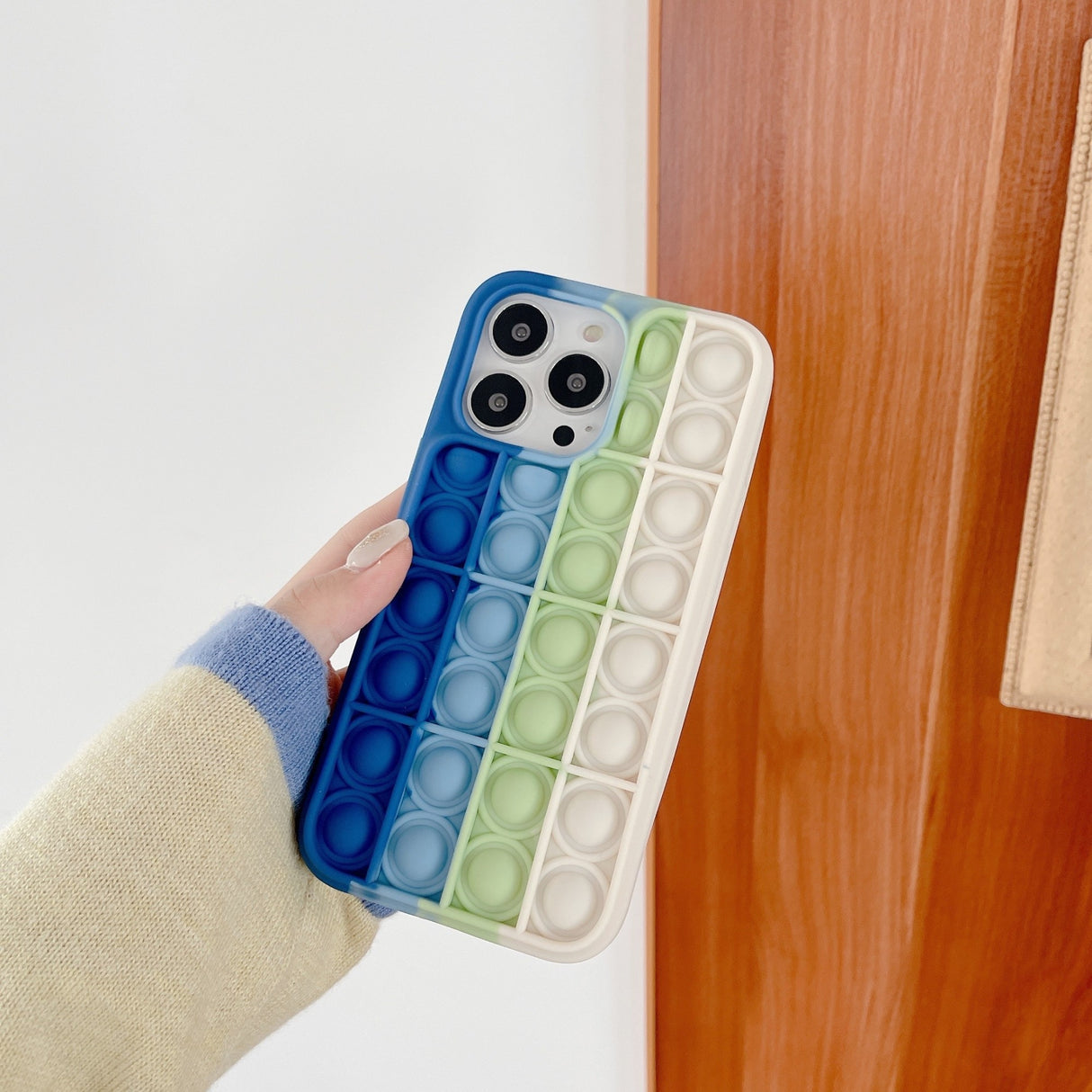 Detaliu suprafață 3D antialunecare husă Pop It iPhone 13 Pro Max, bule apăsabile multicolor