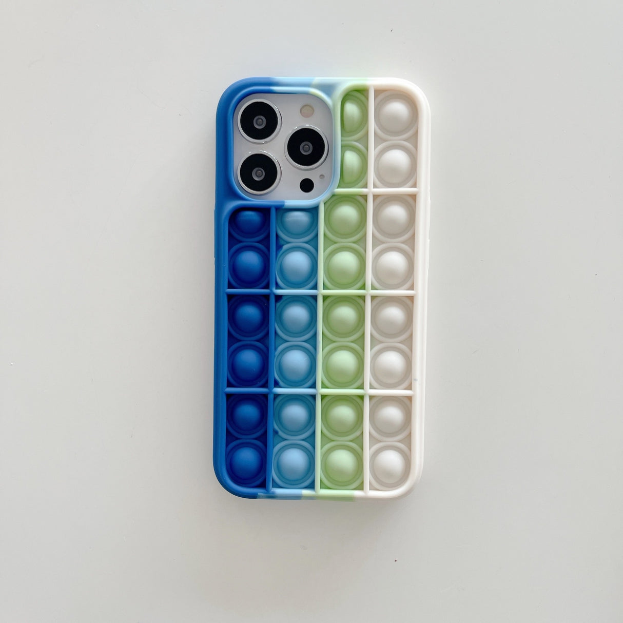 Husă Pop It iPhone 13 Pro Max Model 6 montată pe telefon, vedere laterală cu decupaje precise