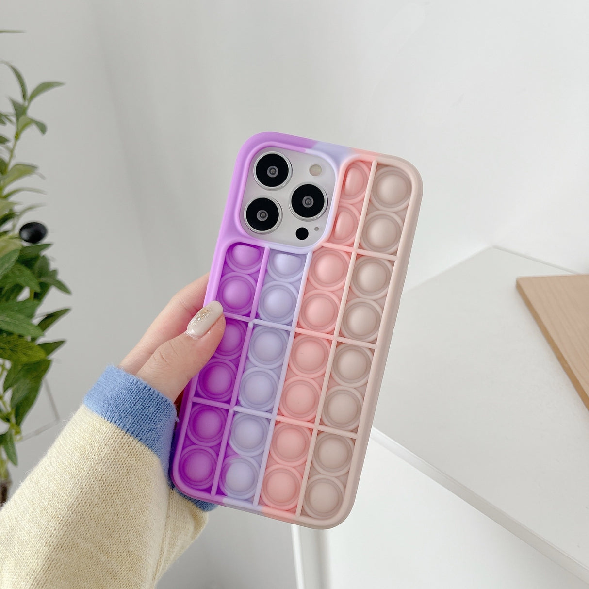 Detaliu suprafață 3D bule Pop It husă silicon multicolor iPhone 13 Pro, model 2