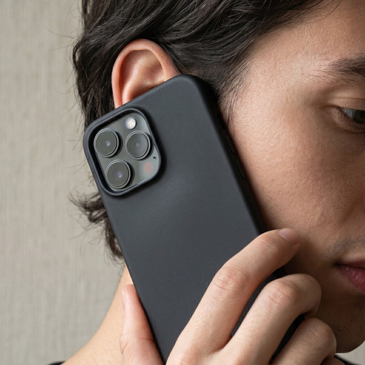 Detaliu decupaj Camera Control husă Flippy silicon negru pentru iPhone 16 Pro Max
