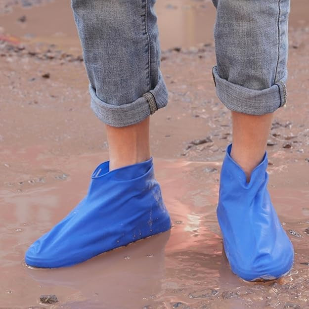 Detaliu talpă texturată antiderapantă a husei impermeabile albastre Vivimall din latex ecologic