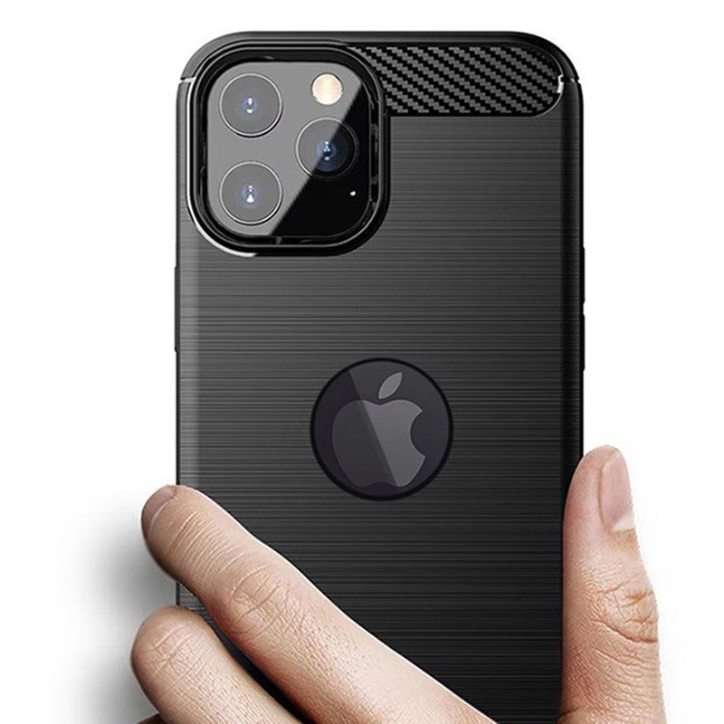 Husă iPhone 14 Plus neagră carbon, detaliu decupaje cameră și butoane laterale