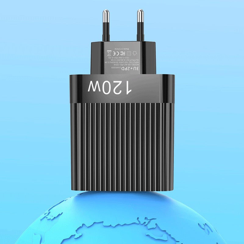 Încărcător multi-port 120W conectat la priză, utilizat simultan cu telefon și tabletă