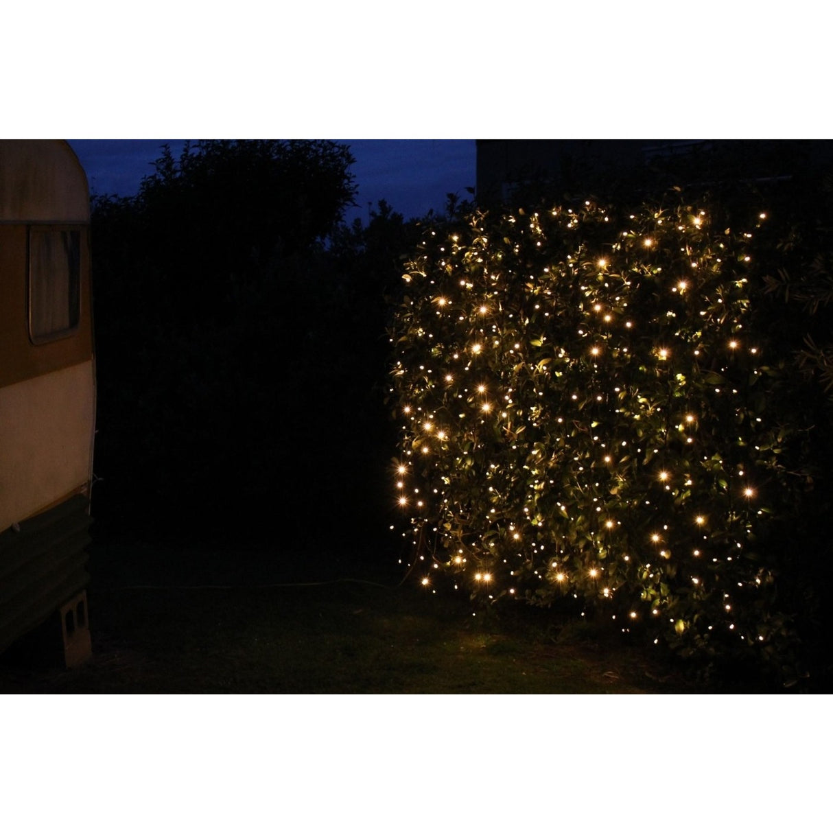 Instalatie Craciun Profesionala de Exterior IP65, Tip Perdea, 18m x 2m, 3600 Led-uri Mari, Alb cald, cu flash, Alimentator si prelungitor 6,5 m, Interconectabila, Fir negru, Vivimall - vivimall.ro