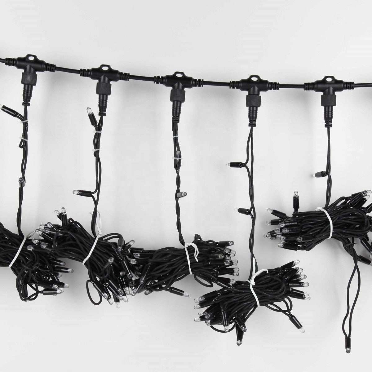 Instalatie Craciun Profesionala de Exterior IP65, Tip Perdea, 6m x 5m, 3000 Led-uri Mari, Alb rece, cu flash, Alimentator 1,5 m, Interconectabila, Fir negru, Vivimall - vivimall.ro