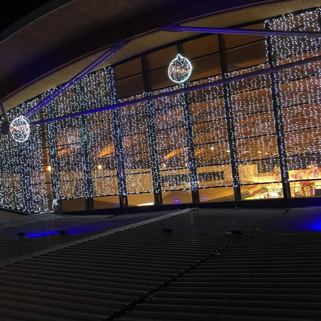 Instalatie Craciun Profesionala de Exterior IP65, Tip Perdea, 7m x 5m, 3500 Led-uri Mari, Alb rece, cu flash, Alimentator si prelungitor 6,5 m, Interconectabila, Fir negru, Vivimall - vivimall.ro