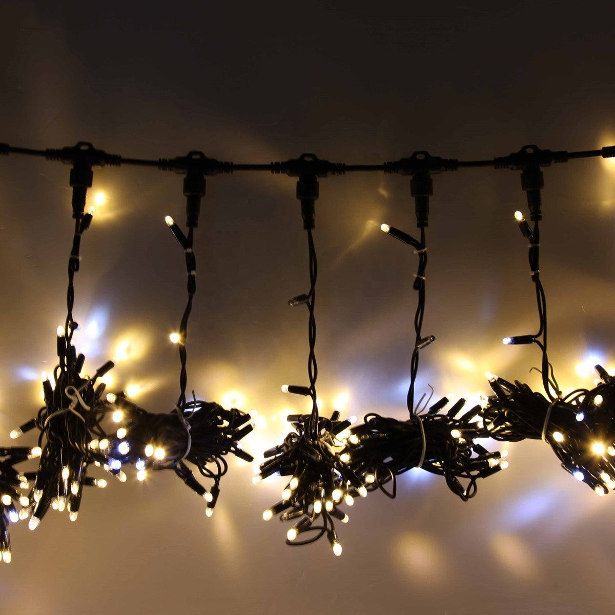 Instalatie Craciun Profesionala de Exterior IP65, Tip Perdea, 8m x 5m, 4000 Led-uri Mari, Alb cald, cu flash, Alimentator si prelungitor 6,5 m, Interconectabila, Fir negru, Vivimall - vivimall.ro