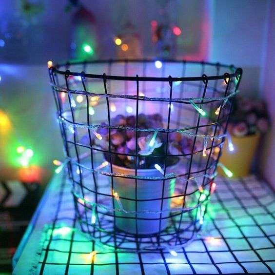 Detaliu LED-uri multicolor aprinse pe instalația de Crăciun liniară de 1 m cu fir transparent