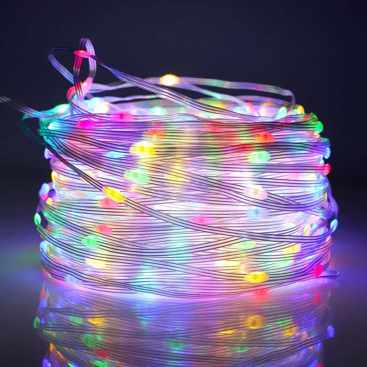 Decorațiune Crăciun cu micro LED-uri multicolore aranjate pe brad, efect luminos festiv