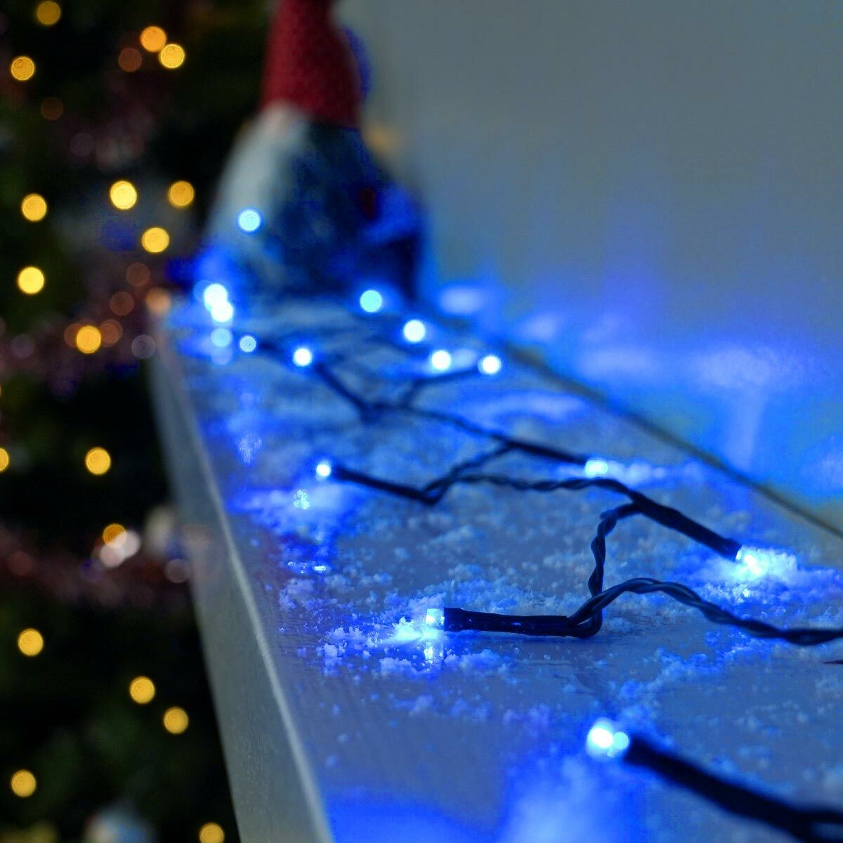 Instalatie de Craciun liniara Yoto, 10 m, din care 1 m cablu priza 220V, 100 LED, 8 jocuri de lumini, controler, fir negru, albastru - vivimall.ro