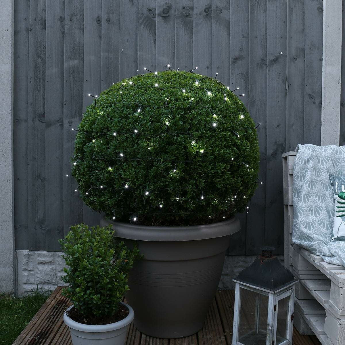 Instalatie de Craciun liniara Yoto, 24 m, din care 1 m cablu priza 220V, 300 LED, 8 jocuri de lumini, beculet in 6 colturi, pentru interior, controler, fir negru, alb rece - vivimall.ro