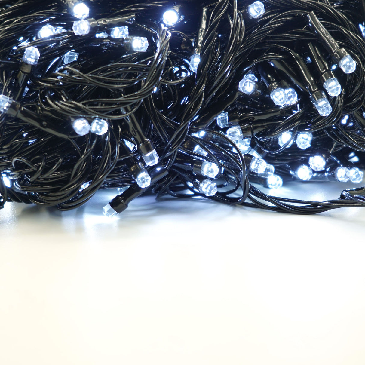 Instalatie de Craciun liniara Yoto, 24 m, din care 1 m cablu priza 220V, 300 LED, 8 jocuri de lumini, beculet in 6 colturi, pentru interior, controler, fir negru, alb rece - vivimall.ro