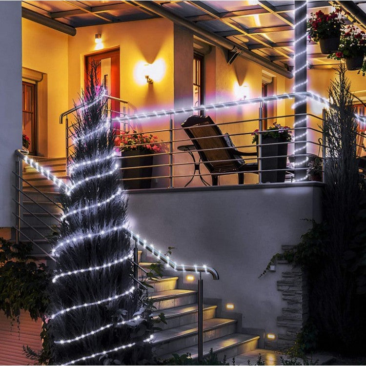 Furtun luminos solar cu 100 LED-uri alb rece, 12 metri, montat în exterior, vedere generală