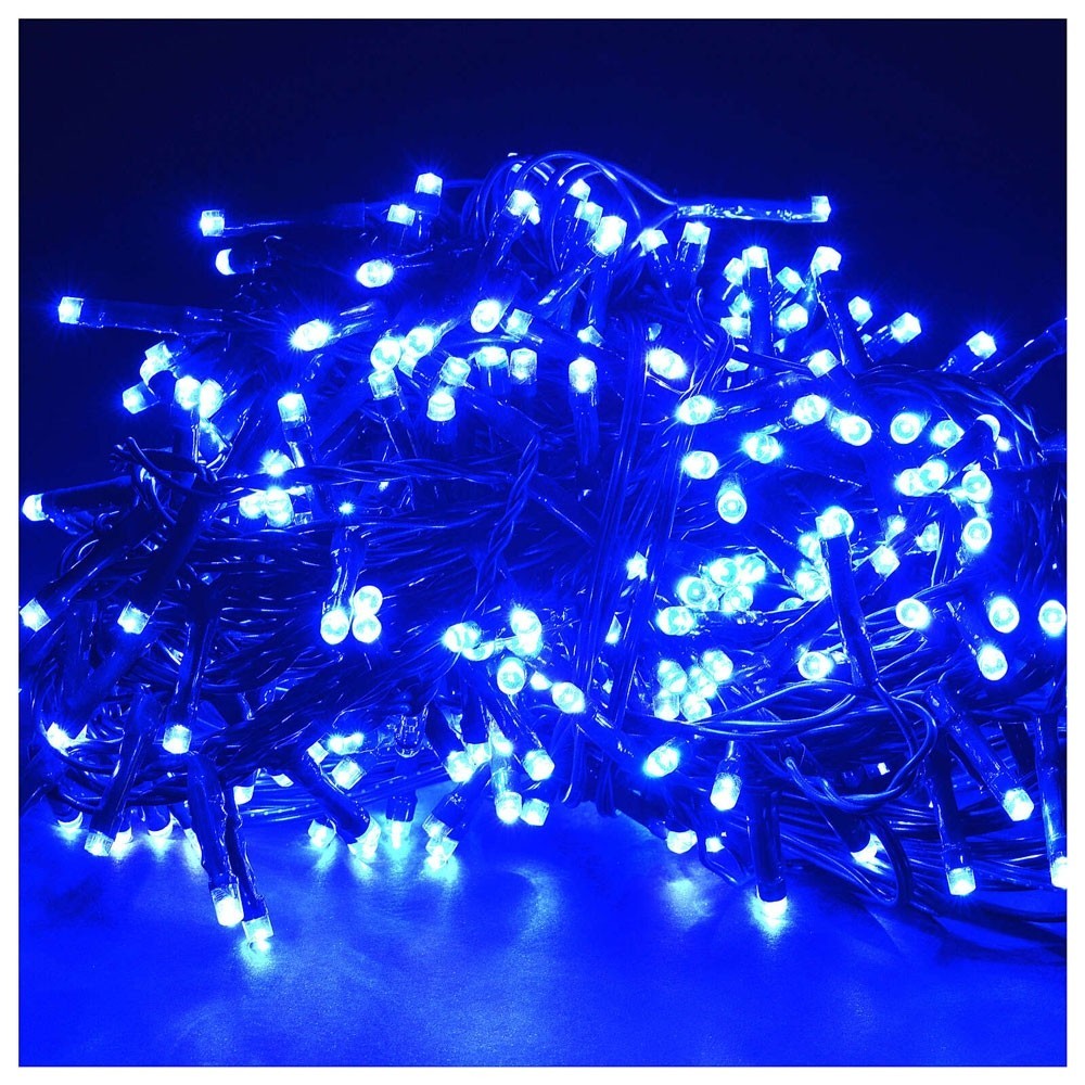 Instalație turturi albastru montată pe streaşina casei, efect luminos exterior noapte