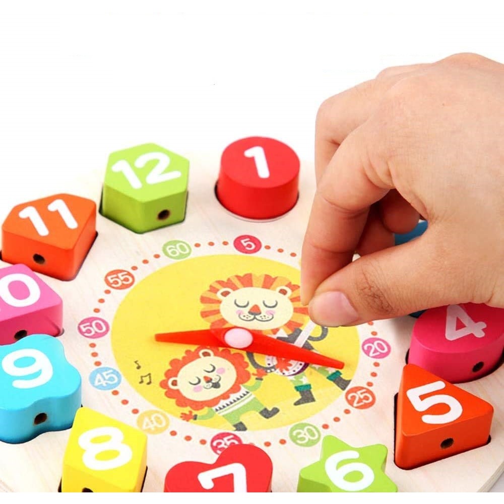 Copil potrivind formele geometrice la jucăria Montessori Ceas Leu din lemn, activitate educativă
