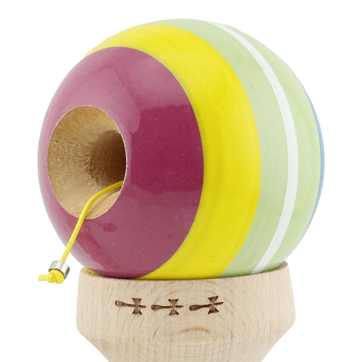 Kendama originală KING SIZE V3 în acțiune, jucărie skill din lemn 18 cm pentru trick-uri avansate