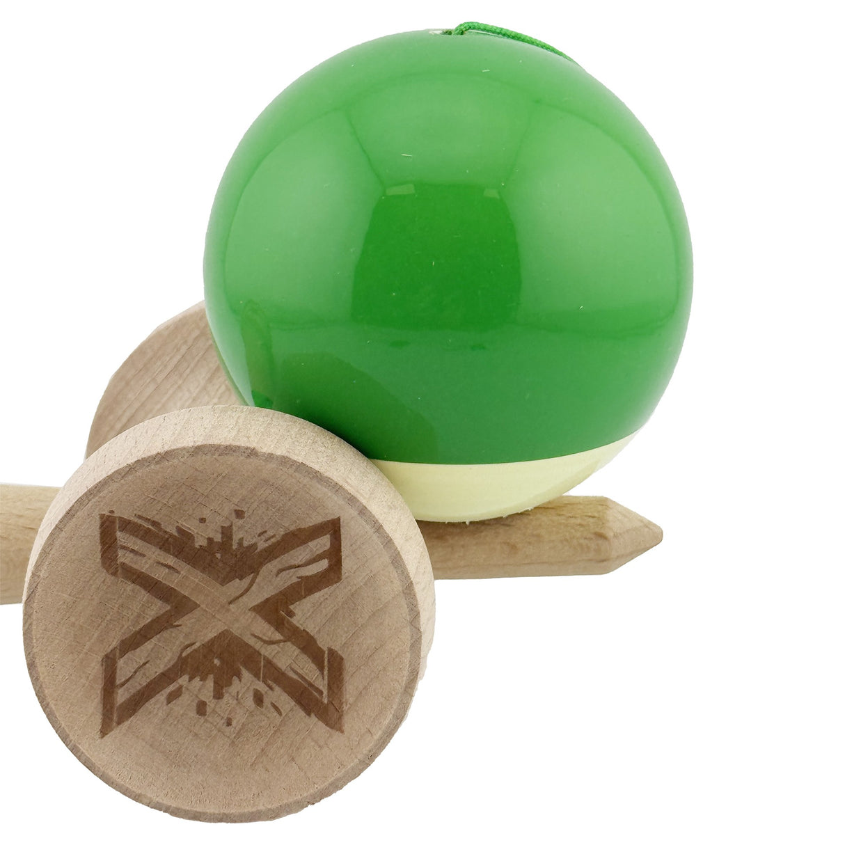 Kendamă profesională verde/alb ținută în mână, demonstrație trick, perspectivă lifestyle