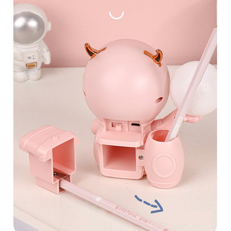 Lampa de Veghe 2in1, Vivimall, Lampa, Ascutitoare si Spatiu Depozitare, Model Astronaut, Incarcare USB, din ABS, 12 x 7 x 11 cm, Lumina Led, Multicolor - vivimall.ro