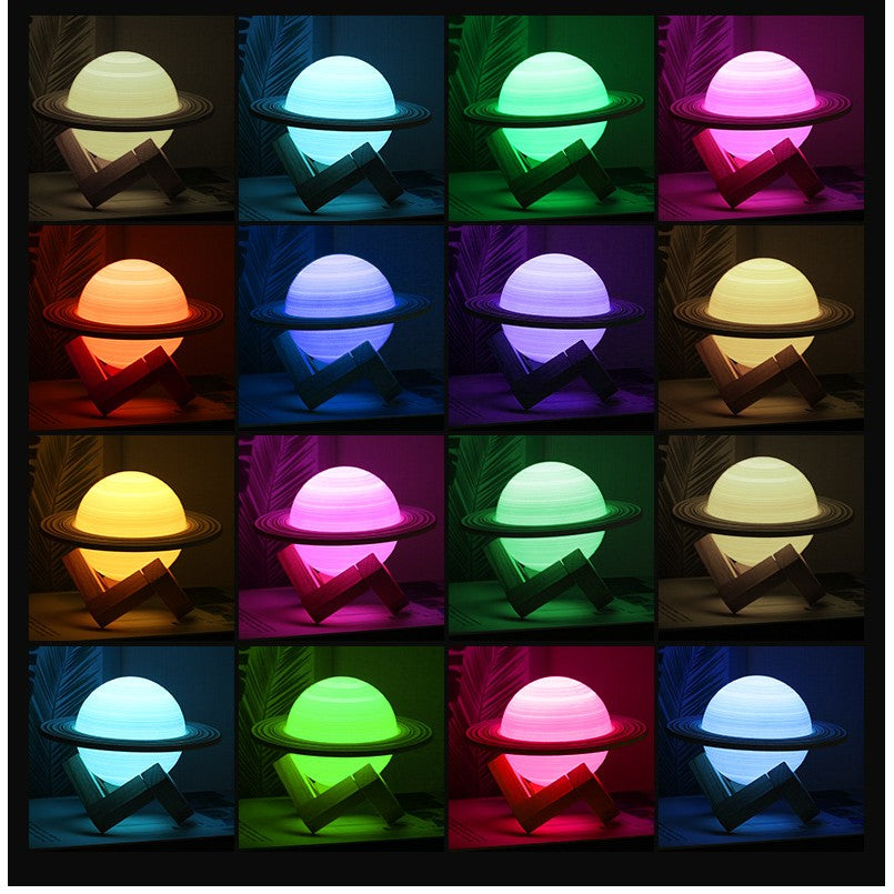 Lampa de veghe cu telecomanda in forma de Saturn 3D Saturn Light 16 culori, alimentare baterii, stand lemn inclus, 15 cm, Vivimall - vivimall.ro