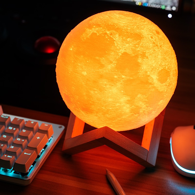Lampa de veghe in forma de luna cu stele 3D Moon Light, Acumulator integrat, alimentare USB, stand din plastic inclus, 13 cm, 16 culori, Multicolor, Telecomanda inclusa, Vivimall - vivimall.ro