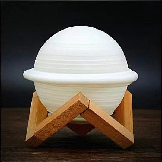 Lampa de Veghe, Vivimall, Model Planeta Saturn, 3D, Lumina Alb Cald, Suport din Plastic, cu Baterii, 13 cm, Alb - vivimall.ro