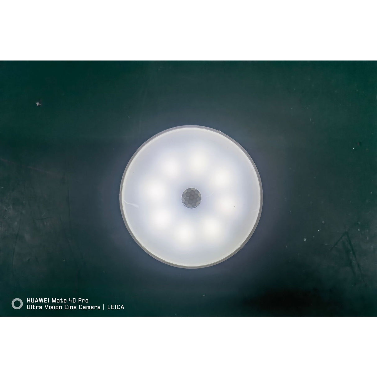 Lampa de Veghe LED, Vivimall, cu Senzor de Miscare, Doua Tipuri de Lumina Alb Rece, Incarcare USB, Intrerupator On/Off/Auto, 0.6W, 300mAh, Design Rotund, Alb, 8.5x2.3 cm - vivimall.ro