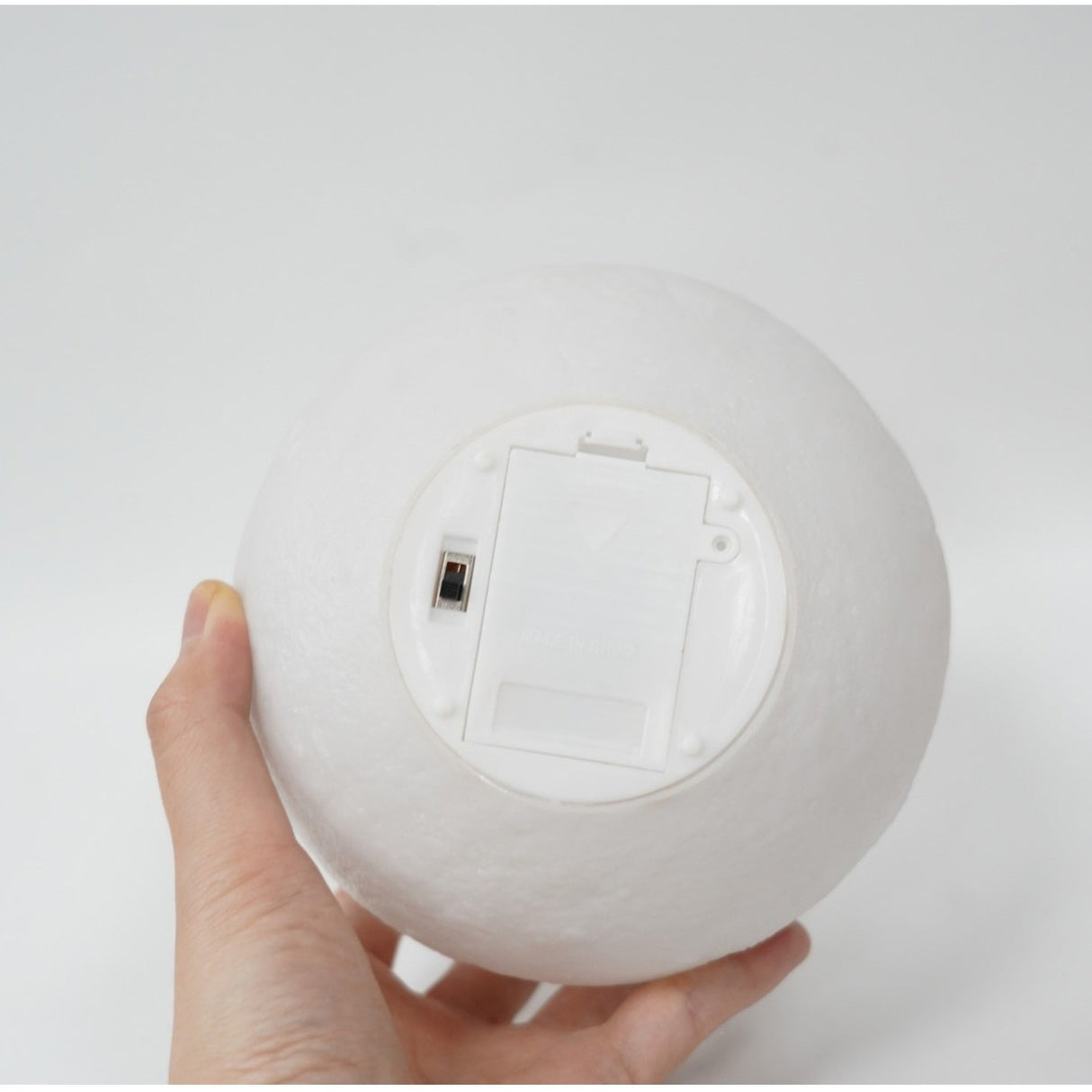 Lampa de veghe luna 3D Moon Light, lumina multicolora cu LED, 7 culori ,schimbare culoare prin atingere,, alimentare baterii, fara acumulator, stand din plastic inclus, 15 cm, Vivimall - vivimall.ro