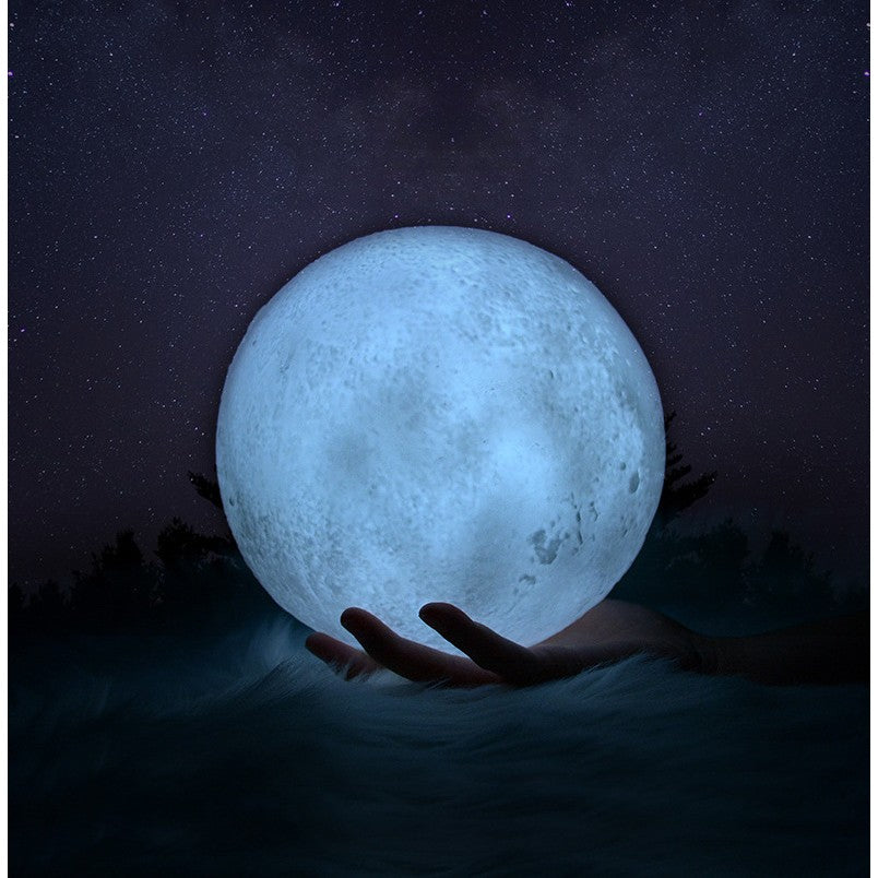 Lampa de veghe luna 3D Moon Light, lumina multicolora cu LED, 7 culori, schimbare culoare prin atingere, alimentare baterii, fara acumulator, stand din plastic inclus, 18 cm, Vivimall - vivimall.ro