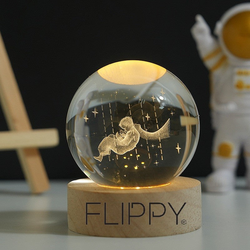 Lampa LED Decorativa, Vivimall, cu Bila de Cristal cu Diametru 6cm, Model Micul Print 3D, Alimentare USB, Suport din Lemn, Lumina Alb Cald - vivimall.ro