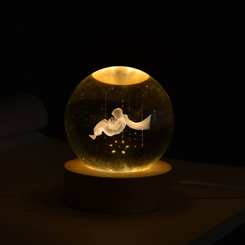 Lampa LED Decorativa, Vivimall, cu Bila de Cristal cu Diametru 6cm, Model Micul Print 3D, Alimentare USB, Suport din Lemn, Lumina Alb Cald - vivimall.ro