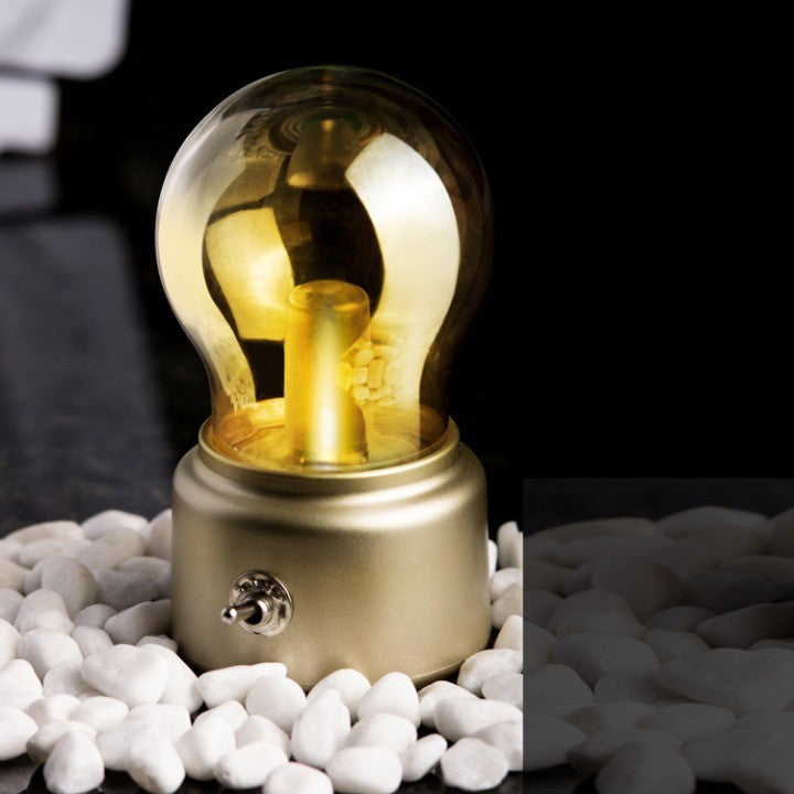 Lampă LED retro bulb aprinsă cu lumină caldă, atmosferă interioară relaxantă, vedere laterală