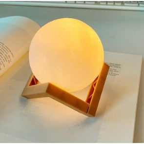 Lampa de veghe in forma de luna 3D Moon Light Alb Cald, alimentare baterii, stand plastic inclus, 8 cm, Vivimall - vivimall.ro