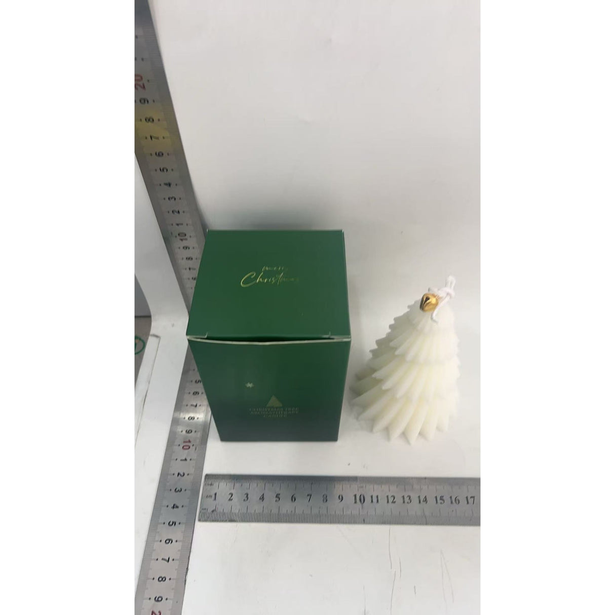 Lumanare de Craciun Parfumata, Flippy, Lumanare Rotativa cu Aromaterapie, Model Brad de Craciun forma Lunga, din Ceara de Soia, 11 x 8 x 8 cm, Alb - vivimall.ro