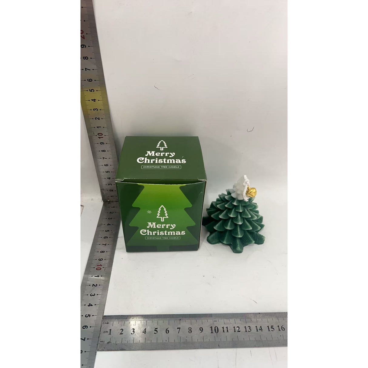 Lumanare Parfumata de Craciun, Flippy, Model Brad de Craciun, din Ceara de Soia, Cadou Creativ Handmade de Craciun, 8 x 7 x 7 cm, Verde - vivimall.ro