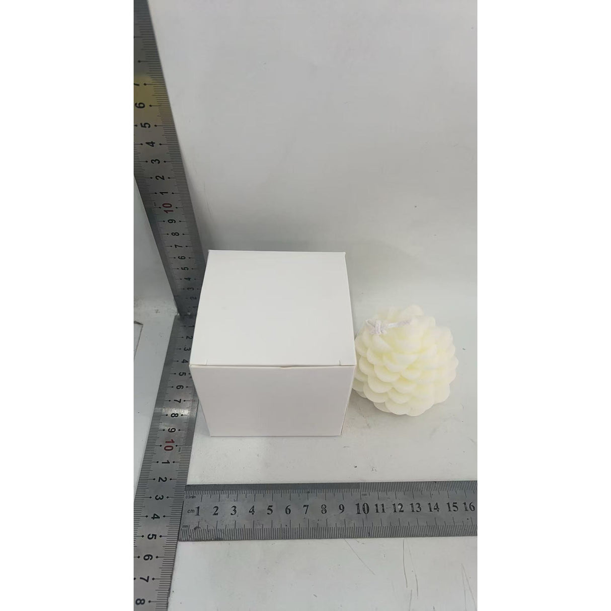 Lumanare Parfumata de Craciun, Flippy, Model Con de Pin, din Ceara de Soia, Cadou Creativ Handmade de Craciun, 7 x 6.5 x 6.5 cm, Alb - vivimall.ro