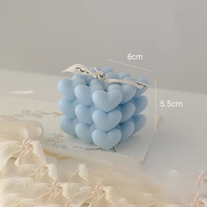 Lumanare Parfumata Decorativa, Vivimall, Model Abstract Cub din Inimioare, Lumanare pentru Diferite Ocazii, 6 x 5.5 cm, Aroma de Clopotel de Vant, Albastru - vivimall.ro