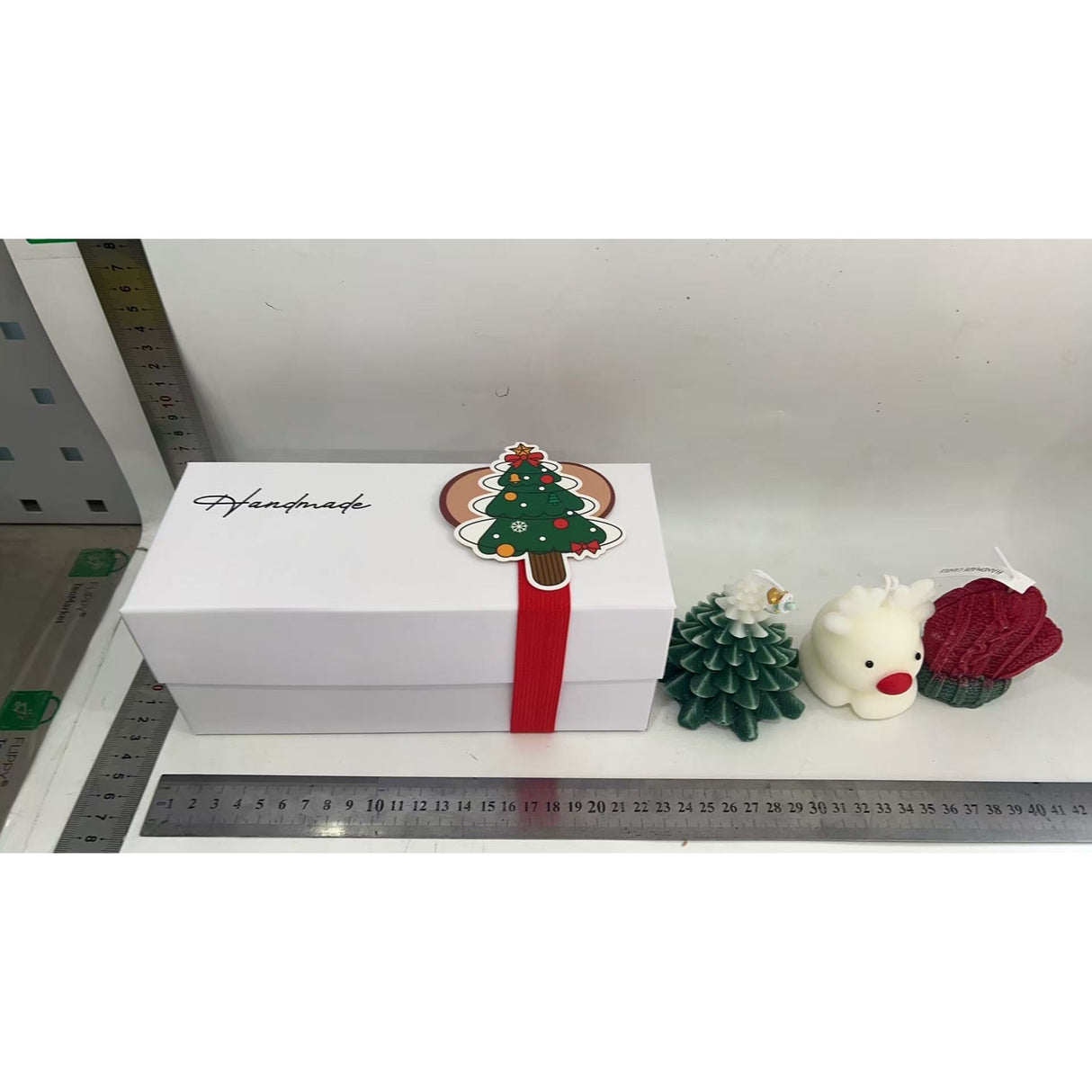 Lumanari Parfumate de Craciun, Flippy, GIFT BOX din 3 Lumanari din Ceara de Soia, Model A Brad, Manusa, Ren, 22.5 x 9.5 x 9 cm, Multicolor - vivimall.ro